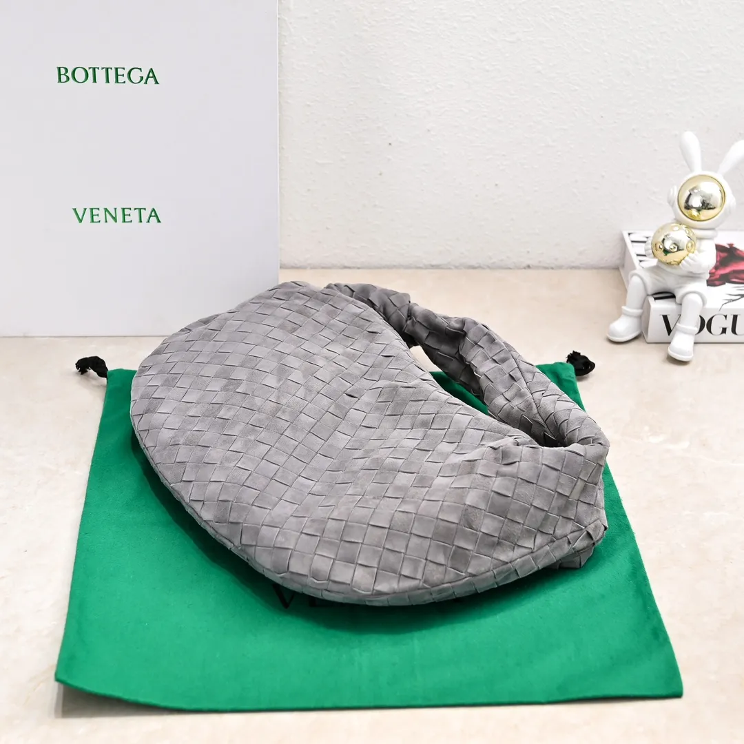 Batch 1960 #BV 𝗝𝗢𝗗𝗜𝗘# Street style’s new favorite fashionable large size 𝙟𝙤𝙙𝙞𝙚 It’s coming, it’s coming, it’s really coming! I have always thought that knitted BV is old-fashioned, until I met it - 𝙟𝙤𝙙𝙞𝙚, I realized that the original classic knitting elements and the new knot element design can be so fashionable! I have to admire Daniel Lee’s design talent! Large capacity to meet daily needs! Fashionable and versatile, it’s perfect for concave shapes, take it out to hit the streets! Size: 48*40*16 Style number: 6698